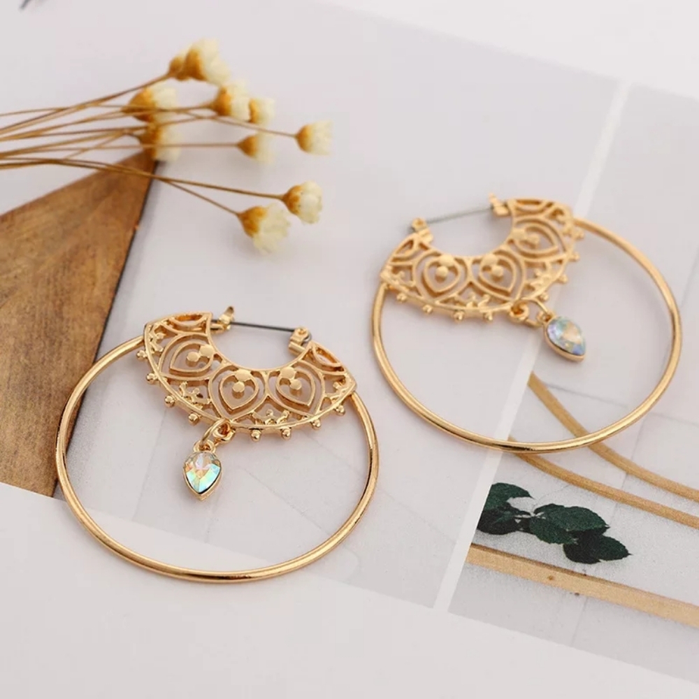 Pretty gold earrings